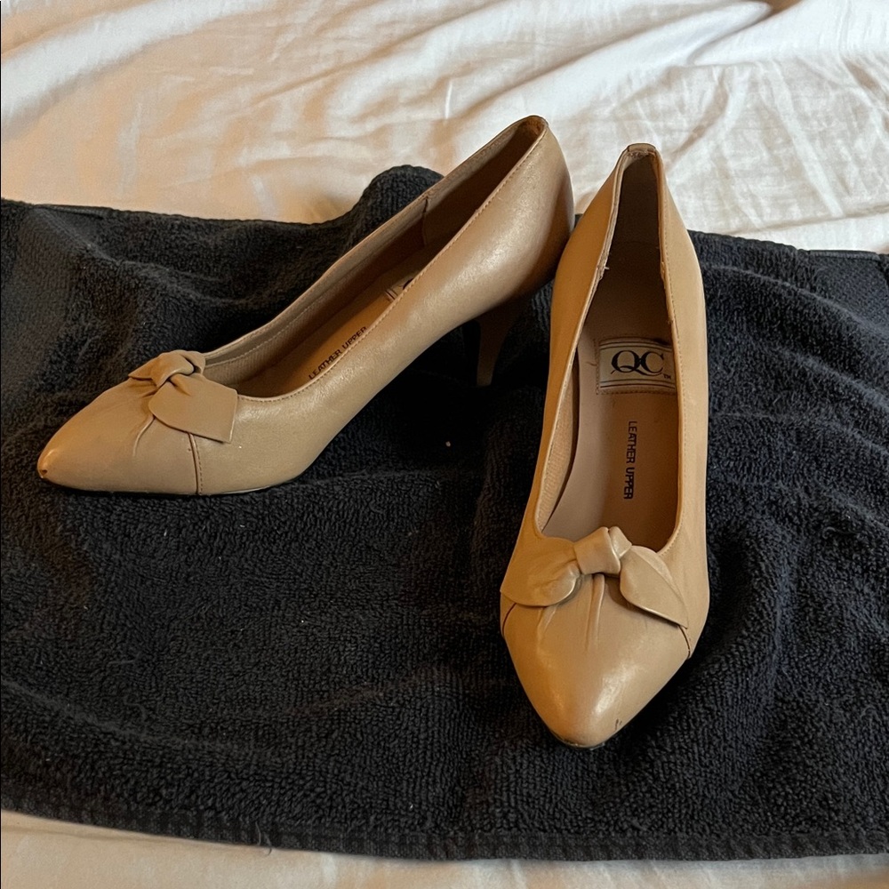 Elegant Beige Leather Heels with Bow